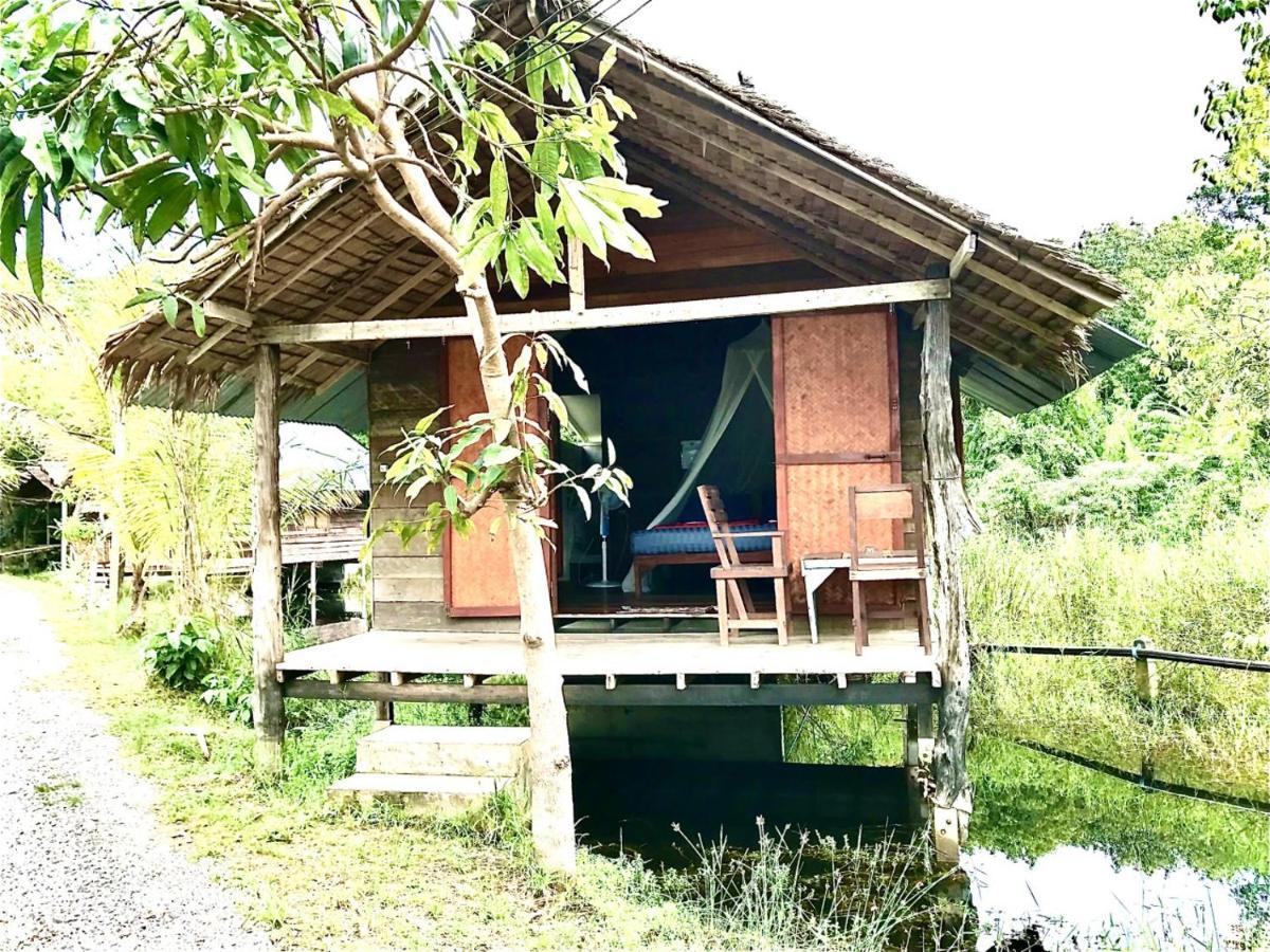 Hotel Frog Garden Hut à Koh Phayam Extérieur photo